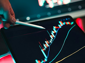 Análise de gráficos de mercado em um tablet